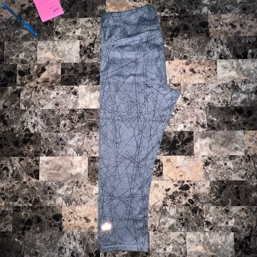 ALO YOGA CROPPED 19” LEGGING GREY GEOMETRIC COLOR SIZE SMALL EUC